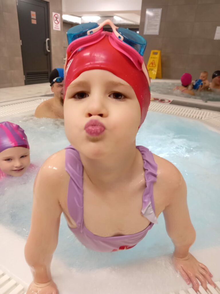 Dziewczynka ucząca się pływać
